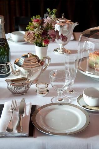 tea setting House Cafe, Beautiful Tablescapes, Table Ware, English Manor, Beautiful Table Settings, Pretty Tables, Elegant Dinner, Silver Tea, Masquerade Party