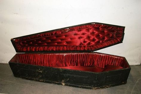 Coffin Bed, Red Goth, Vampire Goth, Arte Inspo, Gothic Decor, Buffy The Vampire Slayer, Vampire Slayer, Red Satin, Homestuck