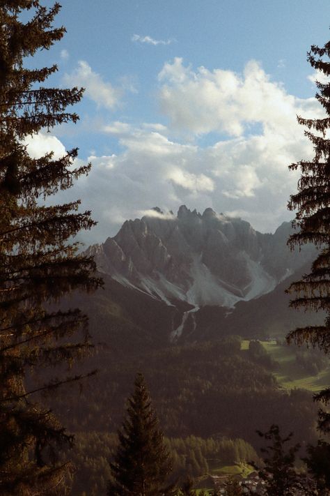 70s Mountain Aesthetic, Film Mountain Photography, Mountains On Film, Hiking Film Photography, Mountain Film Photography, Film Photography Mountains, Vintage Mountain Aesthetic, Mountain Hiking Photography, Dolomites Aesthetic