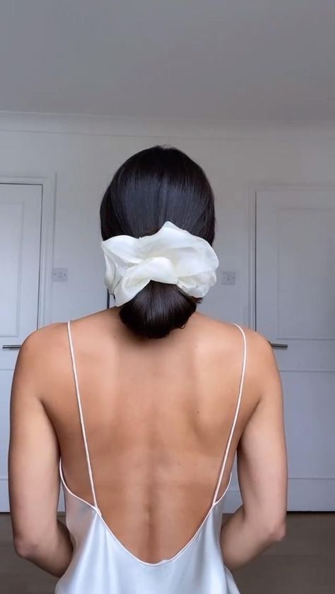 Ponytail With Scrunchie, Scrunchies Business, Scrunchie Bun, Scrunchies Hairstyles, Scrunchie Updo, Diy Hair Scrunchies, Back Back, Hair Stylies, Hair Up Styles