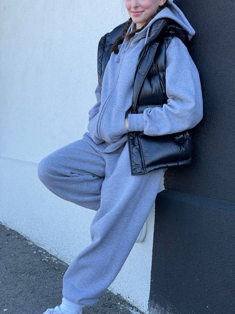 Sweatsuit And Vest Outfit, Tracksuit And Gilet Outfit, Aritzia Puffer Vest Outfit, Sweatpants Vest Outfit, Aritzia Sweatsuit Outfit, Super Puff Vest Outfit, Aritzia Puffer Vest, Aritzia Vest Outfit, Superpuff Vest