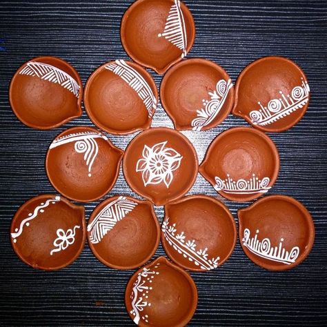 Diwali Panti Decoration, Dia Painting Diwali, Simple Diya Paintings For Diwali, Simple Diya Decoration Ideas, Clay Pot Painting Ideas Indian, Earthen Pot Painting Ideas, Earthen Pot Painting, Simple Diwali Decorations At Home, Diya Paintings For Diwali