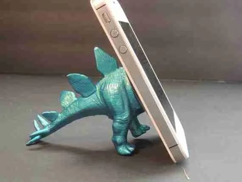 20+ Handmade Gifts Guys will Actually Like - Sometimes Homemade Plastic Animal Crafts, Diy Phone Stand, Toy Phone, Gratis Printables, Crafts For Teens To Make, Iphone Holder, Store Hacks, Dollar Store Hacks, Iphone Stand