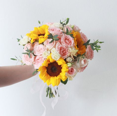 Sunflower Pink Rose Bouquet, Red And Pink Roses With Sunflowers, Sunflower And Pink Bouquet, Sunflower Pink Bouquet, Sunflowers And Pink Roses, Yellow Pink Wedding, Engagement Party Flowers, Bf Scrapbook, Pale Pink Bouquet