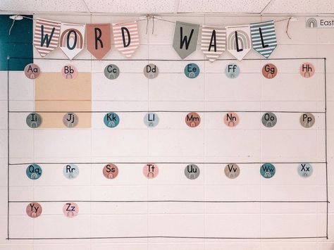 Word Wall Ideas Elementary, Phonics Display, Shabby Chic Classroom, Classroom Word Wall, White Classroom, Plants Classroom, Boho Rainbow Decor, Classroom Arrangement, Calm Classroom