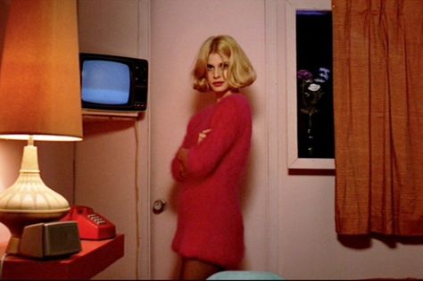 Nastassja Kinski's Sweater Dress - Paris, Texas Paris Texas Film, Nastassja Kinski, Beau Film, Instagram Paris, Beautiful Film, Paris Texas, Film Stills, Blonde Bob, Movie Scenes