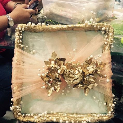 Decorative trays for wedding or gift purposes !! Elegant and delicate to be gifted !! Nikkah Giveaways, Wedding Tray Decoration Ideas, Tray Decoration Wedding, Chhab Decoration, Hamper Diy, Wedding Gift Hampers, Diy Bouquet Wrap, Trousseau Packing, Wedding Gift Pack