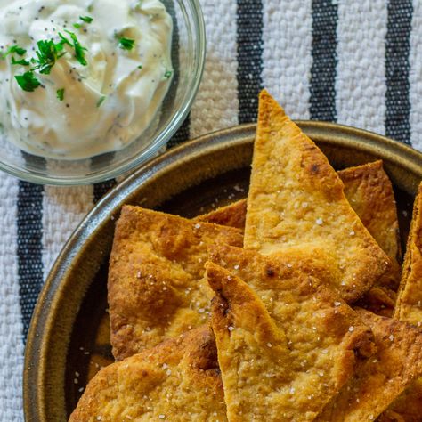 Oven-baked naan chips, made from an Indian flatbread similar to pita, are great for dipping in raita or other savory sauces. Naan Chips, Indian Flatbread, Homemade Chips, Healthy Indian Recipes, Naan Recipe, Homemade Crackers, Pita Chips, Naan Bread, Chips Recipe