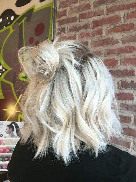 Dirty Platinum Blonde Grown-Out Bob Platinový Blond, Short Platinum Blonde Hair, Platinum Blonde Hair Color, Bleach Blonde Hair, Blond Balayage, Shadow Root, Balayage Blonde, Bleach Blonde, Platinum Blonde Hair