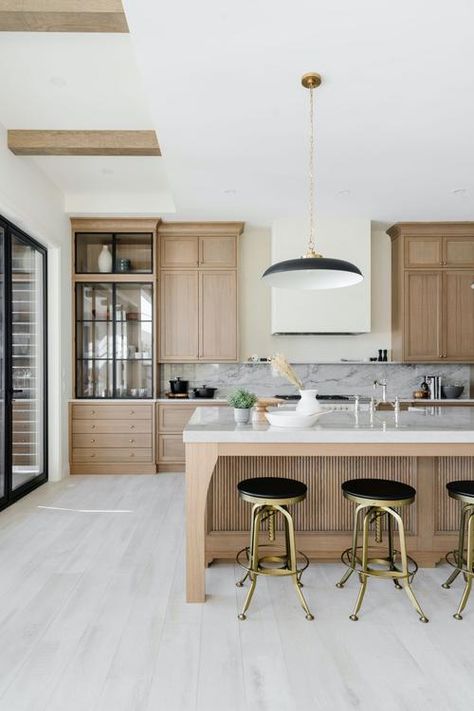 White Oak Kitchen Cabinets, Model Dapur, White Oak Kitchen, Natural Wood Kitchen, Cabinets Countertops, Kabinet Dapur, Oak Kitchen Cabinets, Modern Appliances, Forest Hill