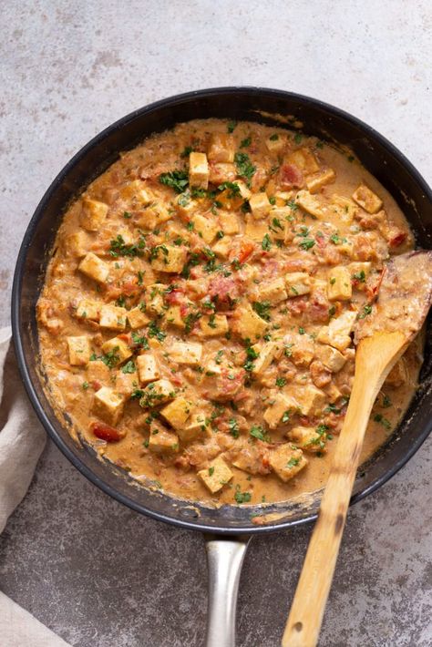 overhead shot of a skillet with kali mirch tofu in black pepper sauce Indian Tofu, Tofu Paneer, Curried Tofu, Pepper Tomato Sauce, Tofu Curry, Vegan Richa, Soy Free Recipes, Vegan Tofu, Firm Tofu