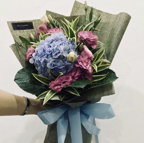 Flower Boquet, Flower Bouquet Diy, Hydrangea Bouquet, Boquette Flowers, A Bouquet Of Flowers, Hand Flowers, Gift Bouquet, Hand Bouquet, Bouquet Wrap