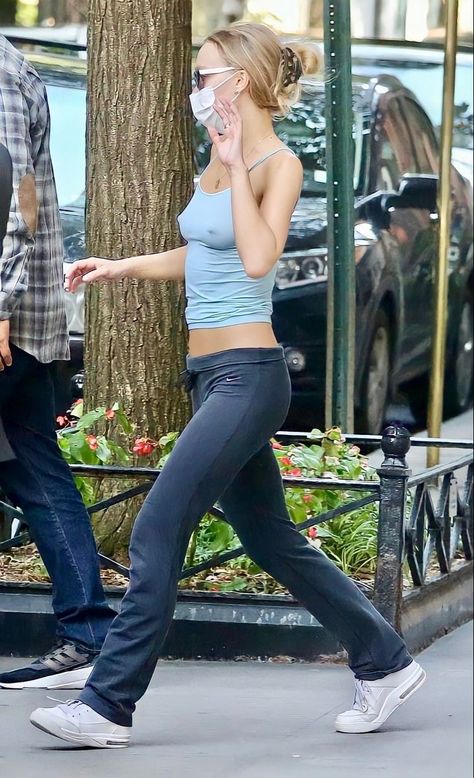 Model Off Duty Lily Rose Depp, Lily Rose Depp Casual Style, Lily Rose Street Style, Lily Rose Depp Outfits Street Styles, Lily Rose Depp Casual, Lily Rose Depp Airport, Lily Rose Depp 2023, Lily Rose Depp Body, Lily Rose Depp Fashion