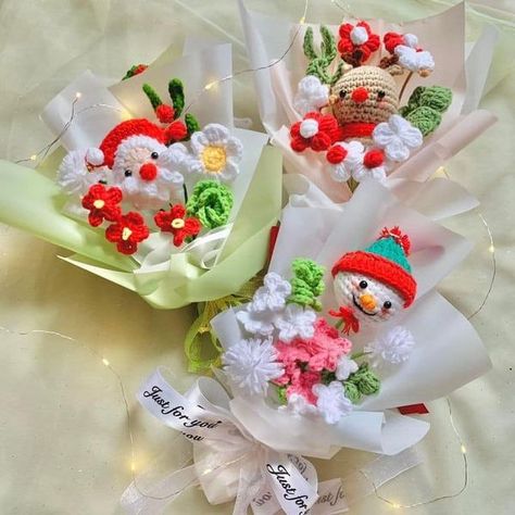 Crochet Christmas Flower Bouquet, Crochet Christmas Bouquet, Christmas Crochet Bouquet, Easy Crochet Hat Patterns, Christmas Bouquet, Easy Crochet Hat, Crochet Flowers Easy, Crochet Toys Free, Crochet Christmas Gifts