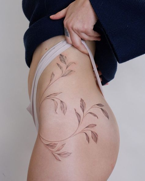 LINDSAY APRIL TATTOO on Instagram: “Ooookk I love this placement! Thanks for claiming my flash Nicole! 🌿 @twinoakstattoo” Tato Minimal, Floral Thigh Tattoos, Hip Thigh Tattoos, Wrap Tattoo, Hip Tattoos Women, Vine Tattoos, Tatuaje A Color, Thigh Tattoos Women, Subtle Tattoos