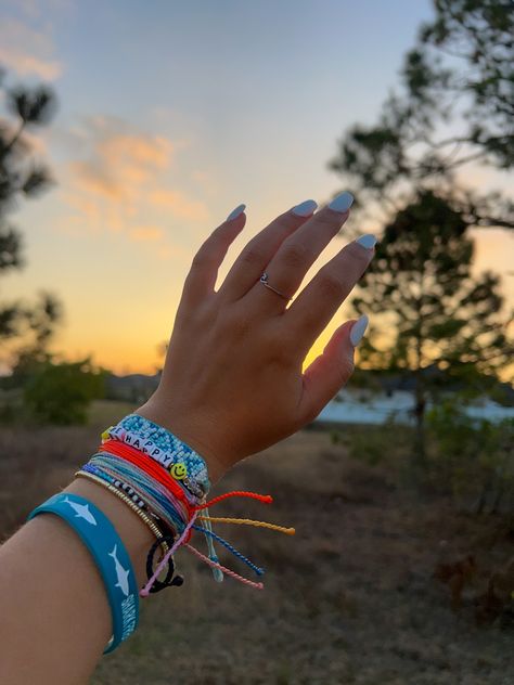 Sunset Preppy, Beachy Stuff, Surf Jewelry, Yarn Bracelets, Preppy Jewelry, Bracelets And Rings, Pretty Sunset, Beads Bracelet Design, Nail Jewelry