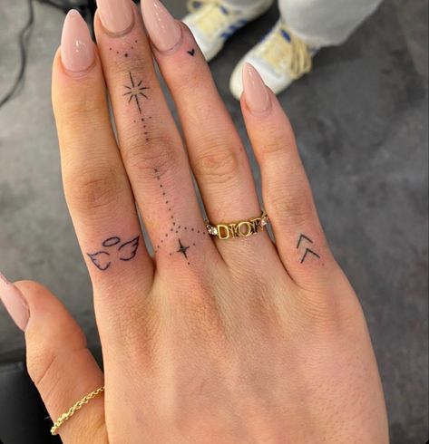 Tattoo Minimalist Women, Finger Tattoo Minimalist, Small Finger Tattoos, Finger Tattoo For Women, Finger Tats, Hand Tattoos For Girls, Hand And Finger Tattoos, Pretty Hand Tattoos, Finger Tattoo Designs