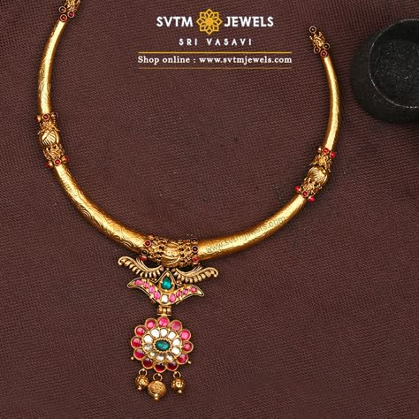 For an Attractive look, this 22k yellow gold Short necklace studded with Kemp, uncut diamonds, ruby, emerald stones. Short Jewellery Designs, Hasli Necklace Gold Jewellery, Attigai Necklace Designs, Addigai Necklace Gold, Gold Hasli Designs, Simple Antique Necklace Gold, Attigai Necklace Gold, Kante Necklace Designs, Ruby Necklace Indian Gold