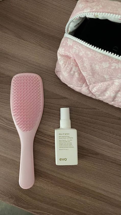 Types Of Hair Brushes, Soft Pink Theme, Tangle Teezer, Millennial Pink, Rosé Aesthetic, Detangling Brush, Vogue Beauty, Hair Essentials, Most Beautiful Flowers