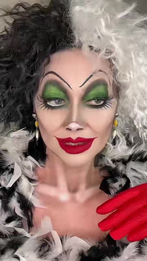 Cruella Deville Face Paint, Disney Villains Makeup Ideas, Cruel Deville Costume, Cruella Deville Costume Ideas, Cruella Eye Makeup, Cruella Deville Make Up, Cruella Deville Makeup Tutorial, Maquillage Cruella, Female Villian