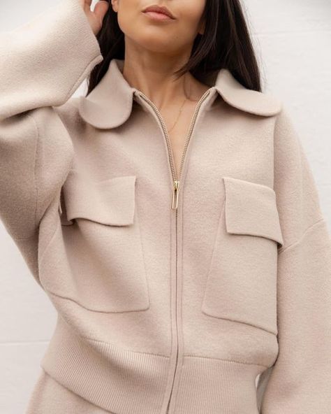 Classic Minimalist Style, Trend 2023, Dubai Style, Casual Sportswear, July 25, Trend Forecasting, Tee Outfit, Sweater Coats, Pocket Detail