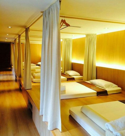 Thai Massage Room Design, Massage Spa Design, Thai Massage Room, Massage Room Ideas, Spa Relaxation Room, Spa Beds, Massage Room Design, Spa Massage Room, Massage Room Decor