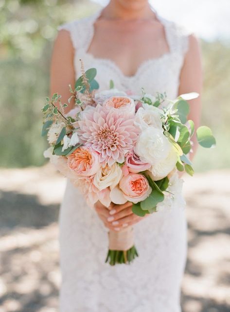 Boho Luxury Wedding, Simple Summer Wedding Bouquets, Dalia Wedding Boquet, Summer Wedding Colors Bridesmaid Dress, Dahlia Bridal Bouquet, Wedding Bouquet Champagne, Dahlia Wedding Bouquets, Garden Rose Bouquet, Wedding Flower Trends