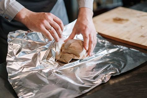 13 household problems you can fix with aluminium foil Camping Hacks Food, Housekeeping Tips, Pickle Juice, Sustainable Food, No Bake Pies, Wrap Recipes, Camping Food, Cake Tins, Food Reviews