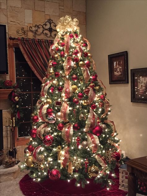 I love burgundy and gold decorations, but I especially love the ribbon used on this tree and the way it's coming down the tree!!! Christmas Tree Inspiration Red And Gold, Red And Gold Christmas Tree, Japanese Minimalist, Gold Decorations, Elegant Christmas Trees, Christmas Tree Inspiration, Black Christmas Trees, Traditional Christmas Tree, It's Coming