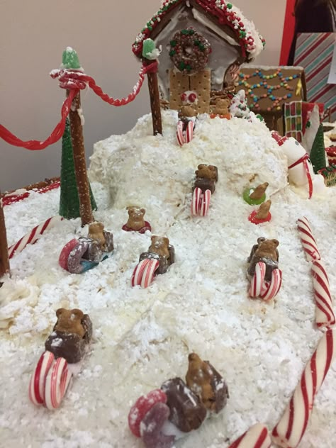 Winter Wonderland Gingerbread House Ideas, Ski Hill Gingerbread House, Gingerbread House Igloo, Gingerbread Ice Skating Rink, Medical Gingerbread House Ideas, North Pole Gingerbread House Ideas, Ski Gingerbread House, Gingerbread House Extras, Gingerbread House Ski Lodge