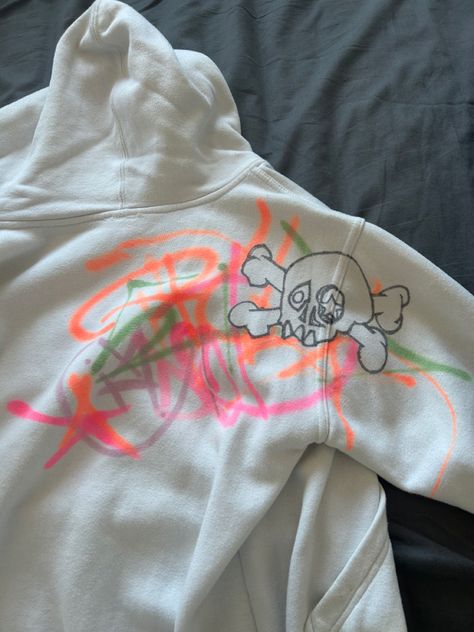 Graffiti hoodie Graffiti On Clothes, Spray Paint Hoodie, Graffiti Outfit, Clothing Artwork, Painted Hoodie, Graffiti Sweatshirt, Graffiti Clothing, Customized Clothes, Graffiti Hoodie