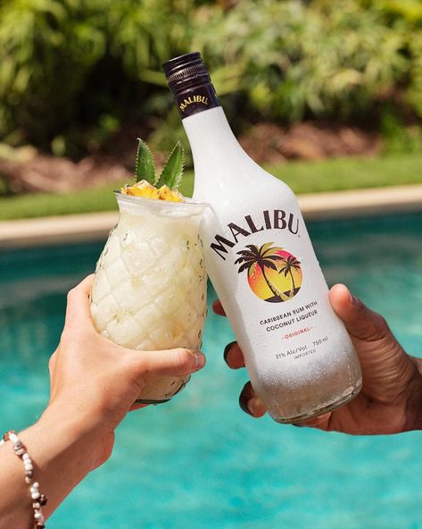 Celebrate Summer Fridays With Malibu Rum’s #FunshineFriday Campaign Malibu Pineapple, Coconut Liqueur, Malibu Drinks, Rum Tasting, Malibu Coconut, Flavored Rum, Coconut Drinks, Malibu Rum, Caribbean Rum