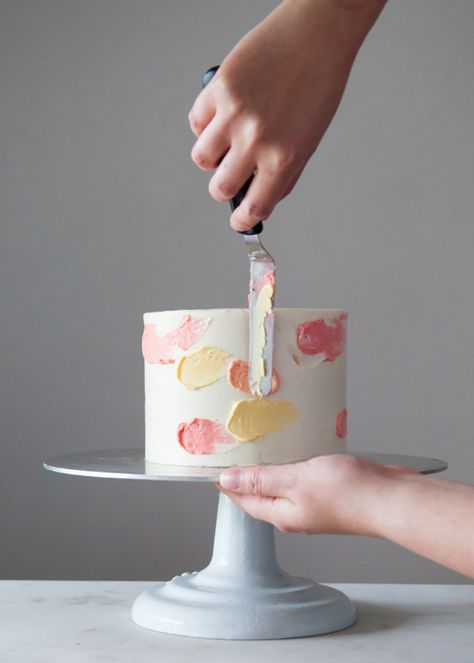 How to make a watercolor cake + video.                                                                                                                                                      More                                                                                                                                                                                 More Red Velvet Decoration, Watercolor Cake Tutorial, Birthday Cake Red Velvet, Birthday Cake Red, Cake Red Velvet, Frosting Techniques, Mini Torte, Cake Video, Watercolor Cake