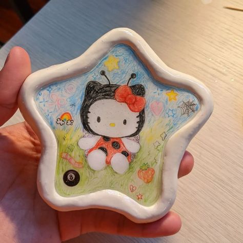 Sculpey Clay Art, Resin Cute Ideas, Cool Clay Art, Clay Hello Kitty, Hello Kitty Clay, Hello Kitty Air Dry Clay Ideas, Hello Kitty Ash Tray Clay, Trinket Trays, Hello Kitty Clay Tray