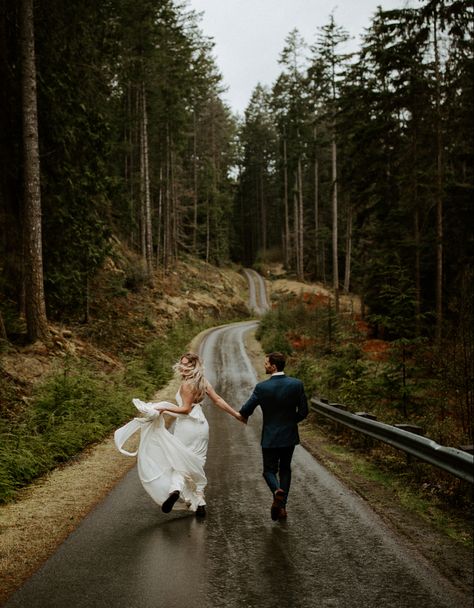 Wedding Running Photo, Road Wedding Photos, Wedding Photo Mountain, Funny Elopement Photos, Dreamy Elopement Photos, Nature Elopement Photos, First Look Elopement Photos, Outdoor Elopement Photography, Wedding Photography Nature