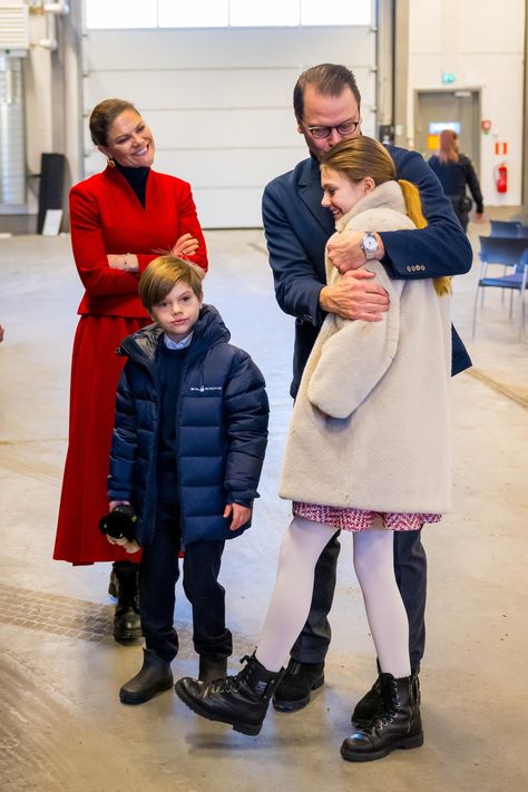 Crown Princess Victoria Visits Custom Office — Royal Portraits Gallery Victoria Prince, Royal Portraits, Victoria Fashion, Princess Victoria Of Sweden, Prince Daniel, Princess Estelle, The Royal Collection, Princess Eugenie, Swedish Royals