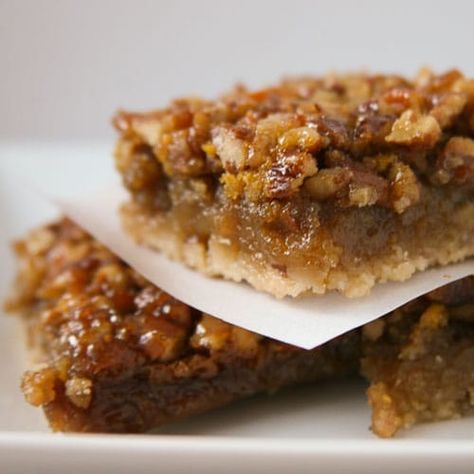 I’m checking out a delicious recipe for Easy Pecan Pie Dessert Bars Recipe from Kroger! Pecan Bar, Pecan Desserts Recipes, Easy Pecan Pie, Pecan Desserts, Pecan Pie Easy, Pecan Bars, Pecan Pie Bars, Dessert Bar Recipe, Pie Bars