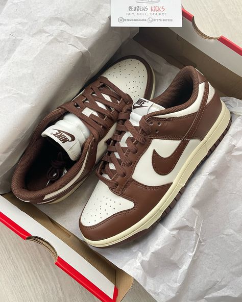 The Nike Dunk Low “Cacao Wow” Now Available in Women’s Sizing🐻 - Guaranteed 100% Authentic - Ships Within 3 Days Shop Now Link in Bio🛍 www.reubenskicks.com 🌐 Nike Dunk Brown, Dunks Brown, Jordan Dunk Low, Nike Fashion Sneakers, Brown Color Schemes, Preppy Shoes, Twelfth Night, Winter Fit, Nike Brand