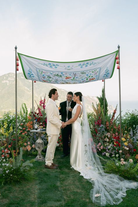 Abby Judelman and Adam Feldman married at the Belmond Caruso in Ravello Italy. The bride wore Danielle Frankel from Loho bride. Chuppah Hanging Flowers, Jewish Wedding Chuppah Flowers, Simple Huppah, Huppah Wedding Indoor, Creative Chuppah, Simple Chuppah Ideas, Huppah Wedding Outdoor, Sephardic Wedding, Chuppah Simple