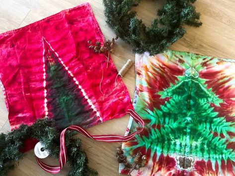 Two Ways to Fold a Tie Dye Christmas Tree - Practical and Pretty Cute Christmas Diy Gifts, Dye Christmas Tree, Tie Dye Christmas, Christmas Crafts Diy Decoration, Christmas Tie Dye, Diy Tie Dye, Christmas Bows Diy, Make A Tie, Christmas Ties