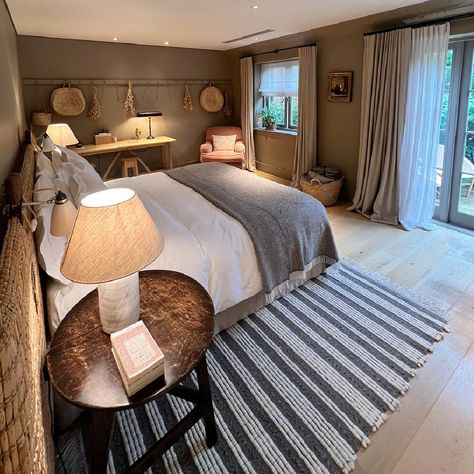 Charming Interior, Modern Cottage Style Bedroom, Cotswolds Bedroom Ideas, Modern Cottage Interior Bedrooms, Cotswold Bedroom, Cotswolds Bedroom, Countryside Bedroom Ideas, Heckfield Place Bedroom, Country Modern Bedroom