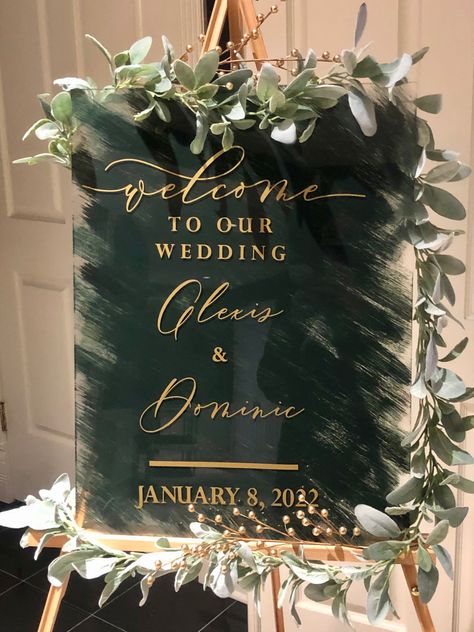 Green Wedding Theme Ideas, Elegant Emerald Green Wedding, Decorating Ideas Wedding, Wedding Decoration Idea, Wedding Decorating Ideas, Emerald Wedding Colors, Green Wedding Theme, Emerald Green Wedding Theme, Dark Green Wedding