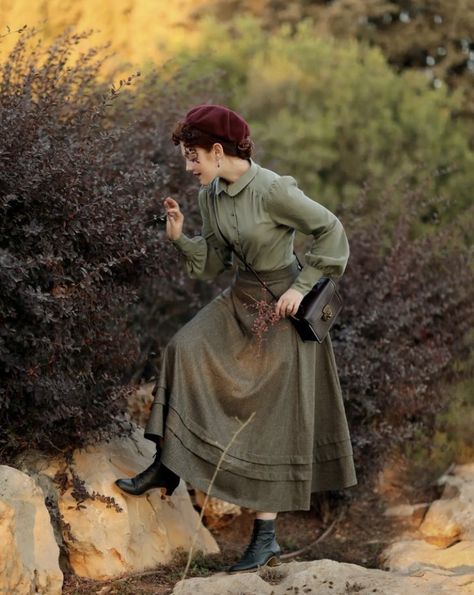 Governess Aesthetic, Librarian Core Outfit, Fall Whispers, Librarian Costume, Librarian Core, Victorian Purses, Fashionably Late, Old Fashion Dresses, Antique Fashion