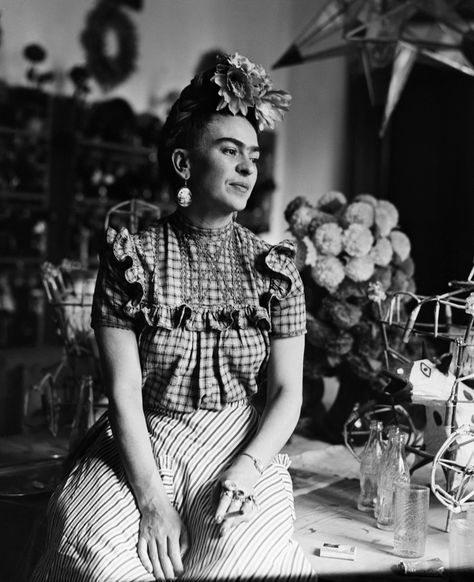 Фрида Кало Frida Kahlo Facts, Fashion Costume Halloween, Frida Kahlo Portraits, Frida And Diego, Frida Art, Feminist Icons, Rare Historical Photos, Frida Kahlo Art, Diego Rivera