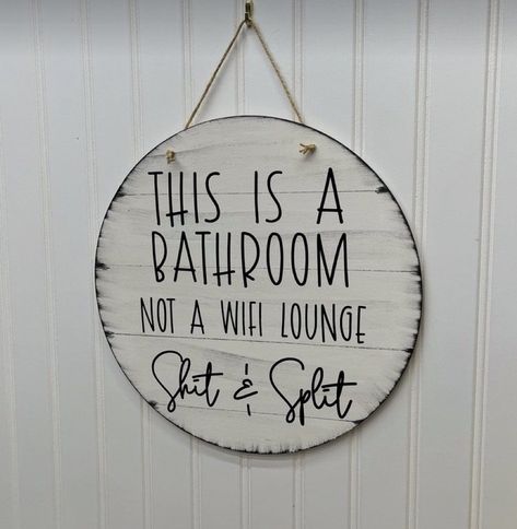 Things For Apartment Decorating, Cute Bathroom Ideas Farmhouse, Cute Sign Sayings, Funny Bathroom Decor Ideas, Easy Bathroom Ideas, Cricut Home Decor Projects, Funny Home Decor Signs, Bathroom Door Decor, Home Wood Signs