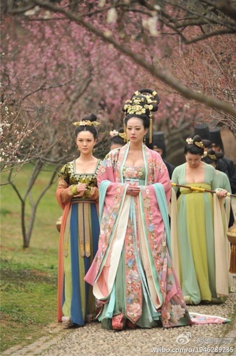 The Empress Of China Dresses, Tang Dynasty Clothing, Ancient China Clothing, Chinese Kimono, The Empress Of China, China Fashion Week, Empress Of China, Chinese Traditional Costume, Fan Bingbing