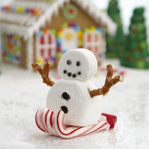 Homemade Gingerbread House, Diy Christmas Treats, Cool Gingerbread Houses, Kids Party Crafts, Marshmallow Snowman, Gingerbread House Designs, Gingerbread House Decorations, Christmas Gingerbread House, 12 December