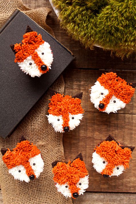 Simple Fox Cupcakes with a How to Video | The Bearfoot Baker Fox Cupcakes, Gateau Baby Shower Garcon, Fox Birthday Party, Fox Cake, Cupcake Videos, Spring Cupcakes, Fox Birthday, Cupcake Wars, Cupcake Cake Designs