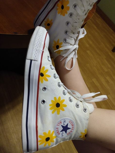 Things To Paint On Shoes Easy, Diy Converse Shoes Paint High Tops, Painting White Converse, Drawing On White Converse, White Converse Custom Ideas, Converse Painting Ideas High Tops, White Converse Painting Ideas, Paint On Converse, Diy Converse Shoes Paint