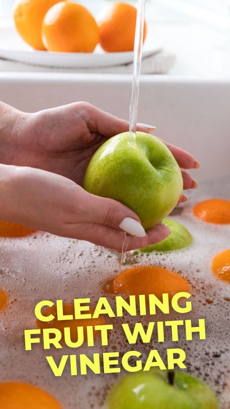 Produce Cleaner Diy, Vinegar To Clean Fruit, Vinegar Soak For Fruit, How To Clean Fruit With Vinegar, Washing Produce With Vinegar, Best Way To Clean Fruit, How To Wash Fruit With Vinegar, How To Wash Apples, Washing Fruit With Vinegar